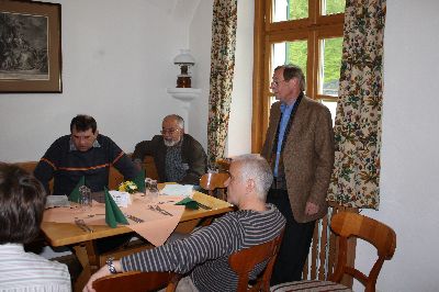 Vertrauen ist gut, Kontrolle schadet nicht: Der Gesch�ftsf�hrer �berzeugt sich, dass die �J�gerst�bler� nicht zu fr�h mit dem Kaffeetrinken beginnen