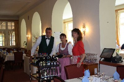 Die freundlichen Bedienungen warten auf die �VSB