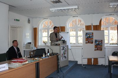 Auch der Landesgesch�ftsf�hrer Rainer Salz von der Landesverkehrswacht Bayern l�sst es sich nicht nehmen und stellt jedem der drei Seminare die sehr erfolgreiche und breit gef�cherte Arbeit seiner Organisation vor