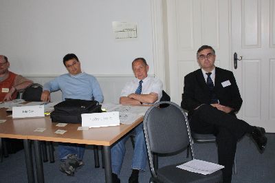 Aufmerksam verfolgen Herr Peter Geck vom KVR der LHSt M�nchen, Herr Ferdinand Schmitz vom PP M�nchen und Herr Hubert Schr�der vom StMI die interessanten und zielf�hrend vorgetragenen Erfahrungsberichte der �VSB