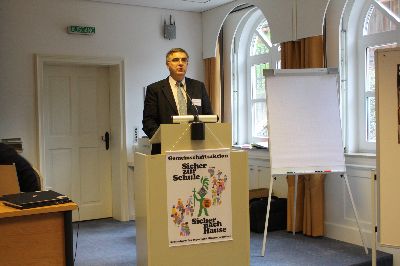 Und schon geht es in die Gruppenarbeit: EPHK Hubert Schr�der erl�utert die Aufgaben und verteilt die entsprechenden Unterlagen