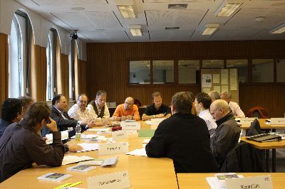 Die Gruppe im Plenumssaal arbeitet flei�ig Aufgabe um Aufgabe ab