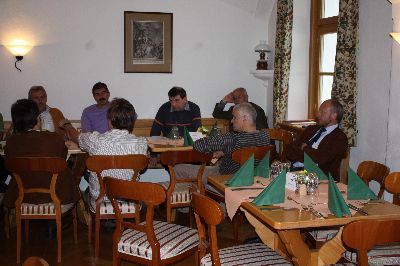 Die ausgelagerte Gruppe im J�gerst�berl muss zuerst flei�ig arbeiten bevor es Kaffee und Kuchen � nat�rlich f�r alle Gruppen � gibt