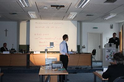 Die Berichte der Gruppenarbeit werden mit Hilfe der Notizen auf den Folien und dem OHP routiniert und mit Engagement vorgetragen