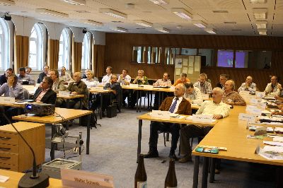 � und alle h�ren aufmerksam zu