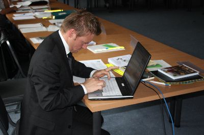 Letzte Vorbereitungen vor dem Referat: Markus W�rle vom Seminar Bayern der ALP Dillingen, ein gern gesehener Gastreferent