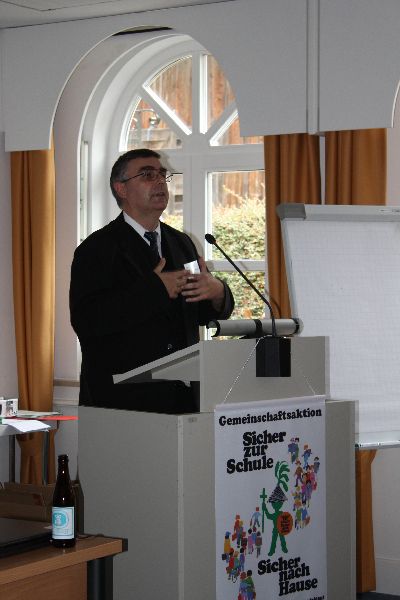 Und weil Manfred Gro� am 6. Mai auch noch Geburtstag hat, wird er von EPHK Hubert Schr�der �mit gro�er Geste� (so feierlich sieht man ihn selten) und sehr herzlichen Worten verabschiedet und gew�rdigt � gratulieren darf man ja noch nicht.