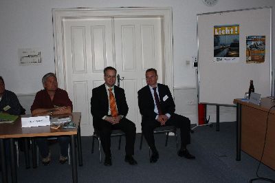 Sch�n, dass es neben der Arbeit auch etwas zu feiern gibt: Herr Engelmeier, Herr Keil und Herr Polster freuen sich �ber die gelungene Laudatio von Hubert Schr�der