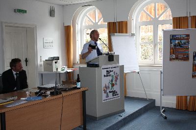 Kaum ist der Beifall f�r Herrn Gro� verklungen, k�ndigt Herr Heinz D�rr vom PP Mittelfranken eine weitere Ehrung an: Dem Gesch�ftsf�hrer soll ein symboltr�chtiges und besonders sch�nes Polizeiauto �berreicht werden � in Anerkennung seiner Arbeit f�r die �VSB