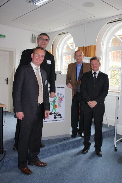 Weil der Herr D�rr nicht nur gut schenken, sondern auch gut fotografieren kann, hat er die beiden Seminarleiter und die beiden Referenten im Gruppenbild �verewigt�: J�rgen Polster, Hubert Schr�der, Walter Schwab und Markus W�rle �grinsen� um die Wette, nur der GF schaut ein bisschen �marode� drein