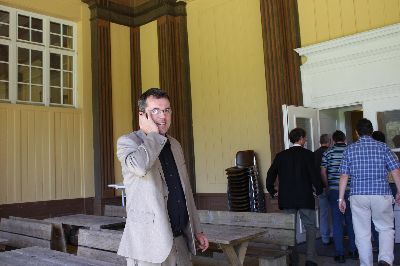 Kaum ist das Ende der Veranstaltung angek�ndigt, �h�ngt� der LGF der LVW Bayern am Handy � er will immer �im Bilde� sein