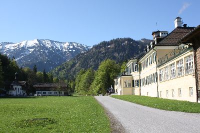 Zum Abschied noch ein Blick auf die immer noch schneebedeckten Blauberge im Hintergrund und das repr�sentative Seminargeb�ude der Hanns � Seidel � Stiftung in Wildbad Kreuth � wir kommen gerne wieder!