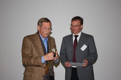 Ehrung von PHK Polster zum Abschied mit Urkunde und gro�er Symbolfigur