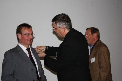 EPHK Hubert Schr�der, Innenministerium, �bergibt die Symbolfigur als Anstecknadel