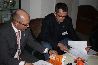 Stefan Poss, Seminar Bayern und Rainer Salz, Landesverkehrswacht Bayern, bei intensiver Gruppenarbeit