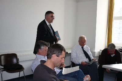 EPHK Hubert Schr�der, Innenministerium, gibt Hilfestellung bei der GA